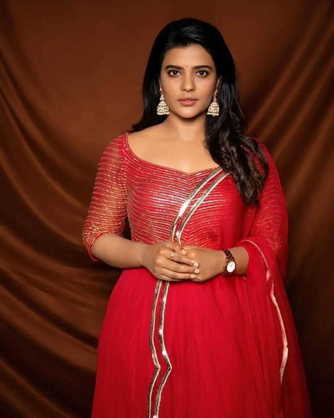 Aishwarya Rajesh Images in Traditional Red Dress